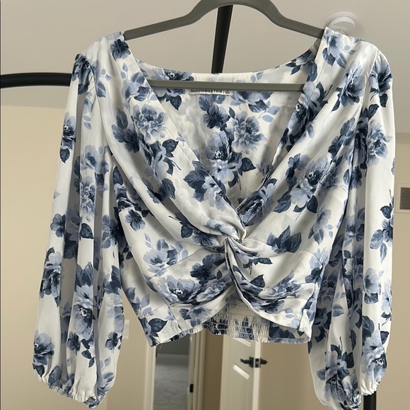 Abercrombie & Fitch Tops - Abercrombie Floral Blue and White cropped blouse